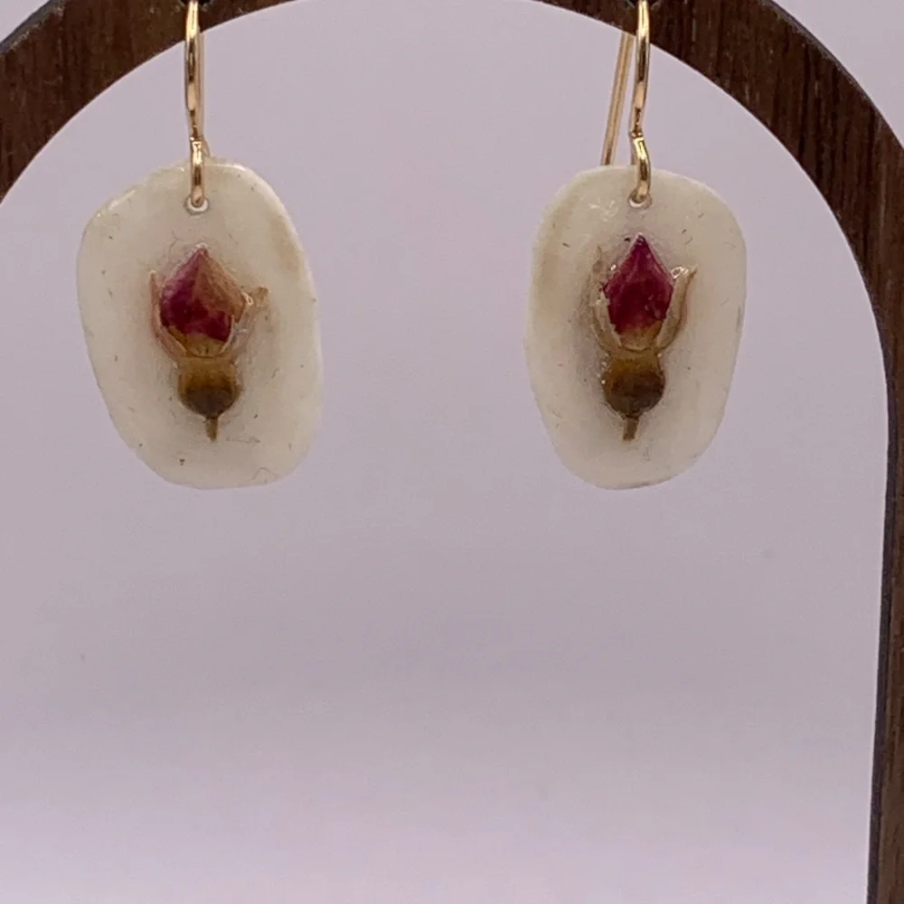 Vintage White and Gold Earrings with Floral Accent, so romantic